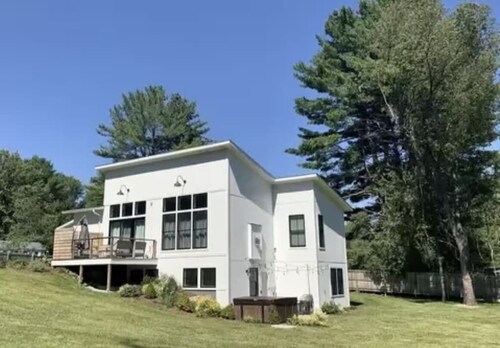 Spacious & Modern Berkshires Getaway
