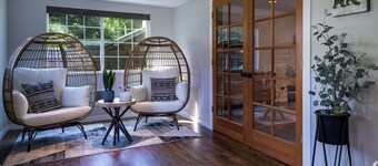 Lakefront access to Swan Lake w/fireplace, firepit & stunning views - Swan Lake Lodge