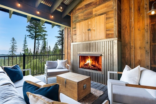 Luxury ski-in/ski-out home w/outdoor fireplace & amazing views