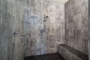 Combined shower/tub, jetted tub, hair dryer, towels