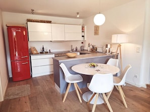 Fridge, oven, stovetop, dishwasher