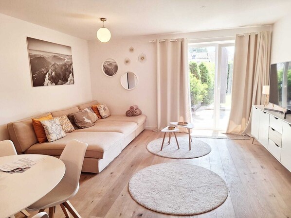 Smart TV - Central, quiet & stylish with mountain panorama + garden (Garmisch-Partenkirchen)