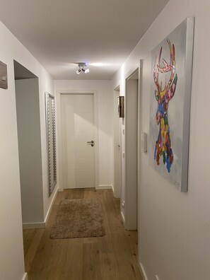 Interior - Central, quiet & stylish with mountain panorama + garden (Garmisch-Partenkirchen)