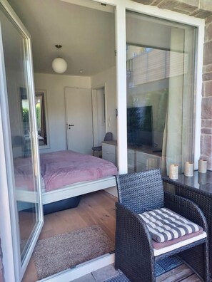 2 bedrooms, iron/ironing board, travel crib, free WiFi - Central, quiet & stylish with mountain panorama + garden (Garmisch-Partenkirchen)