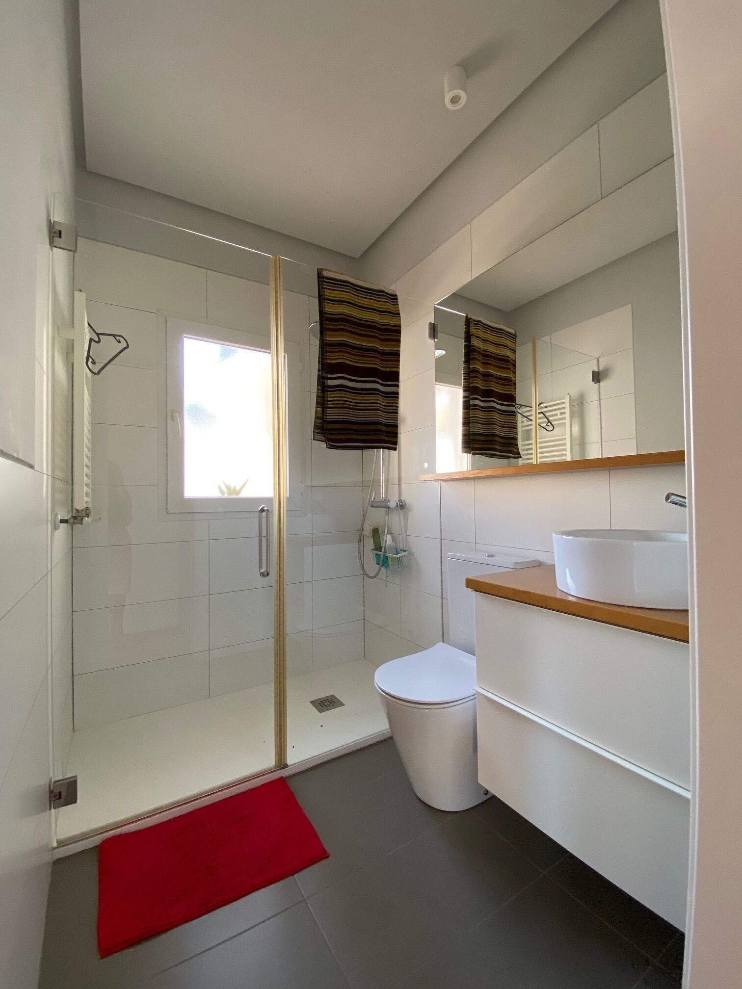 Een bad/douchecombinatie, een haardroger, een bidet, handdoeken