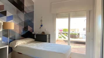 4 slaapkamers, een bureau, een strijkplank/strijkijzer, gratis wifi