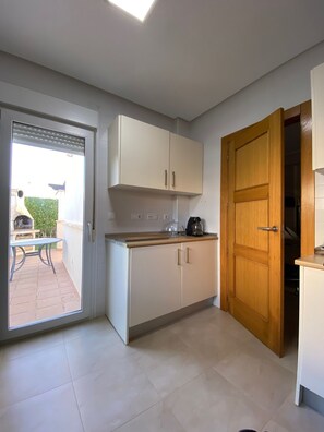 冰箱、微波炉、烤箱、炉灶