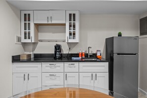 Refrigerador, cafetera y tetera, utensilios de cocina y comedor