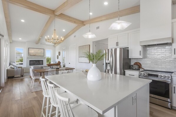 冷蔵庫、電子レンジ、オーブン、コンロ