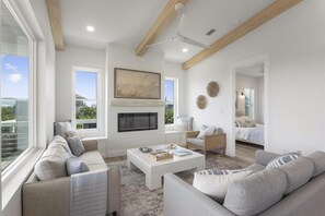 テレビ、DVD プレーヤー、書斎 / ワークスペース