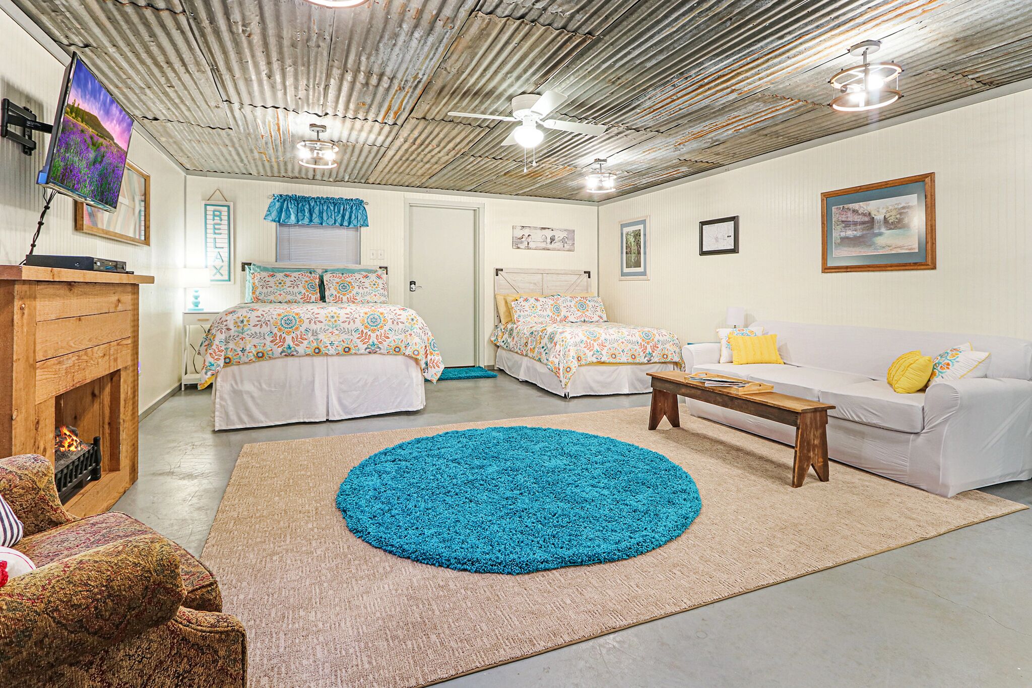 Tabla de planchar con plancha, wifi y ropa de cama 