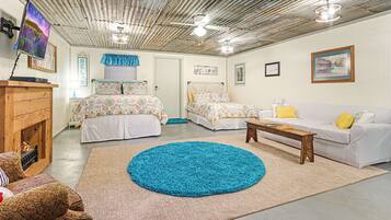 Tabla de planchar con plancha, wifi y ropa de cama