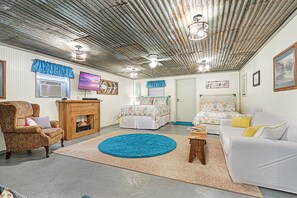 Interior - Come On Inn | Close to Downtown Wimberley! (Wimberley)