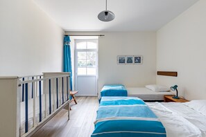 5 bedrooms, free WiFi - "La Savarière": Cottage and beach for 12 people (Landevieille)