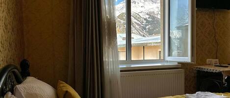 2 bedrooms, travel cot, WiFi