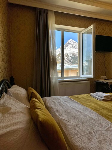 A cozy house with veranda and big yard, with the best view on Kazbegi mountain..