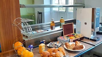 Dagelijks ontbijtbuffet (EUR 9.50 per persoon)