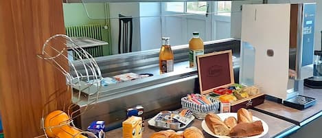 Daily buffet breakfast (EUR 9.50 per person)
