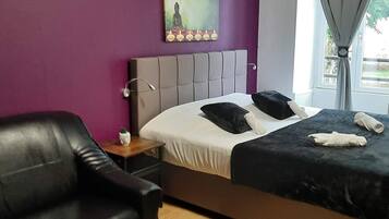 Bureau, espace de travail pour ordinateur portable, Wi-Fi gratuit