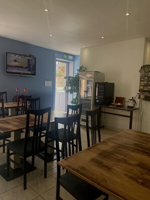 Daily buffet breakfast (EUR 9.50 per person) - Hôtel du Cerf (La Guerche-sur-l'Aubois)