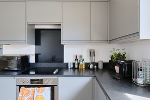 Refrigerador, microondas, horno y parrilla de estufa 