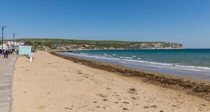 Below Decks -  a fully managed saturday that sleeps 6 guests  in 3 bedrooms