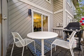 Outdoor dining - Stay at Frisco Creekside Retreat! Located in a great Frisco location-Recently Remodeled! (Frisco)