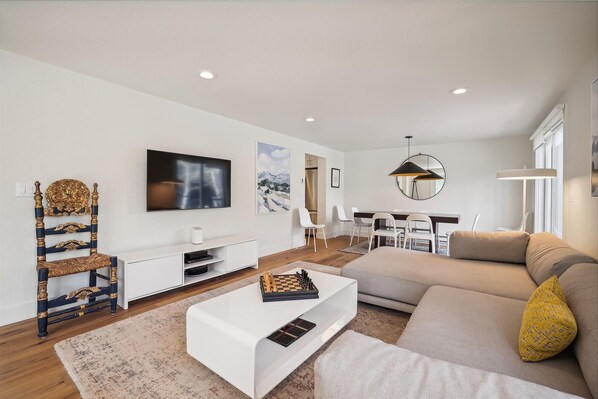TV - Stay at Frisco Creekside Retreat! Located in a great Frisco location-Recently Remodeled! (Frisco)