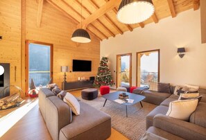 Smart TV, chimenea, videojuegos y futbolito