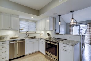 Fridge, microwave, stovetop, dishwasher