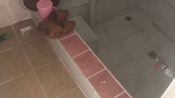 Vasca con acqua sorgiva, pantofole, asciugamani