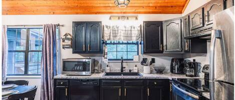 Køleskab, mikrobølgeovn, ovn, kogeplade