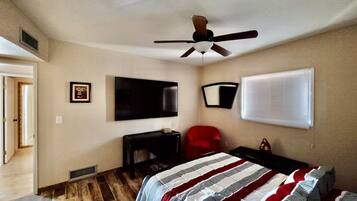 2 bedrooms, desk, free WiFi, bed sheets