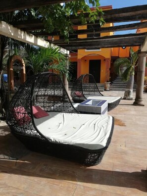 Alberca al aire libre, sombrillas en la alberca y camastros