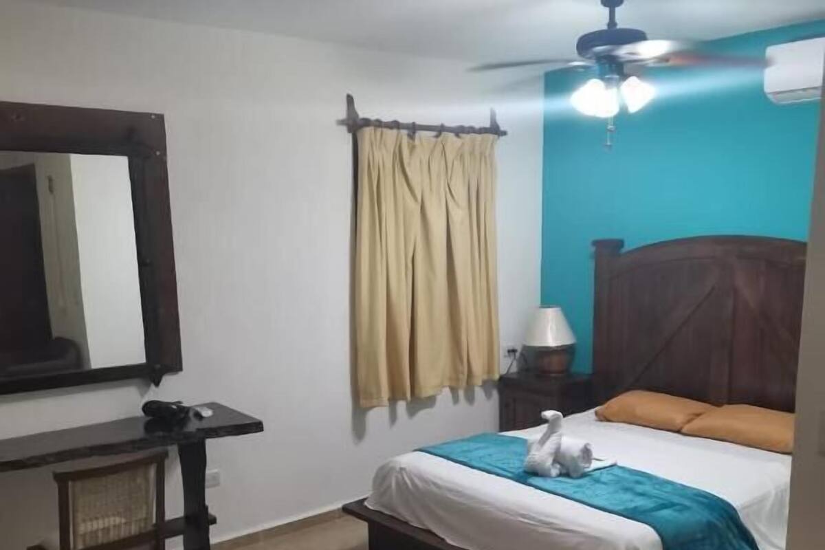 Chambre Double Deluxe | Bureau, fer et planche à repasser, Wi-Fi gratuit, draps fournis