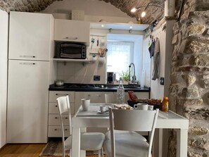 Frigorífico, horno, placa de cocina y lavavajillas