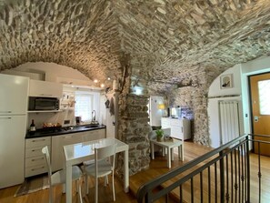 Frigorífico, horno, placa de cocina y lavavajillas