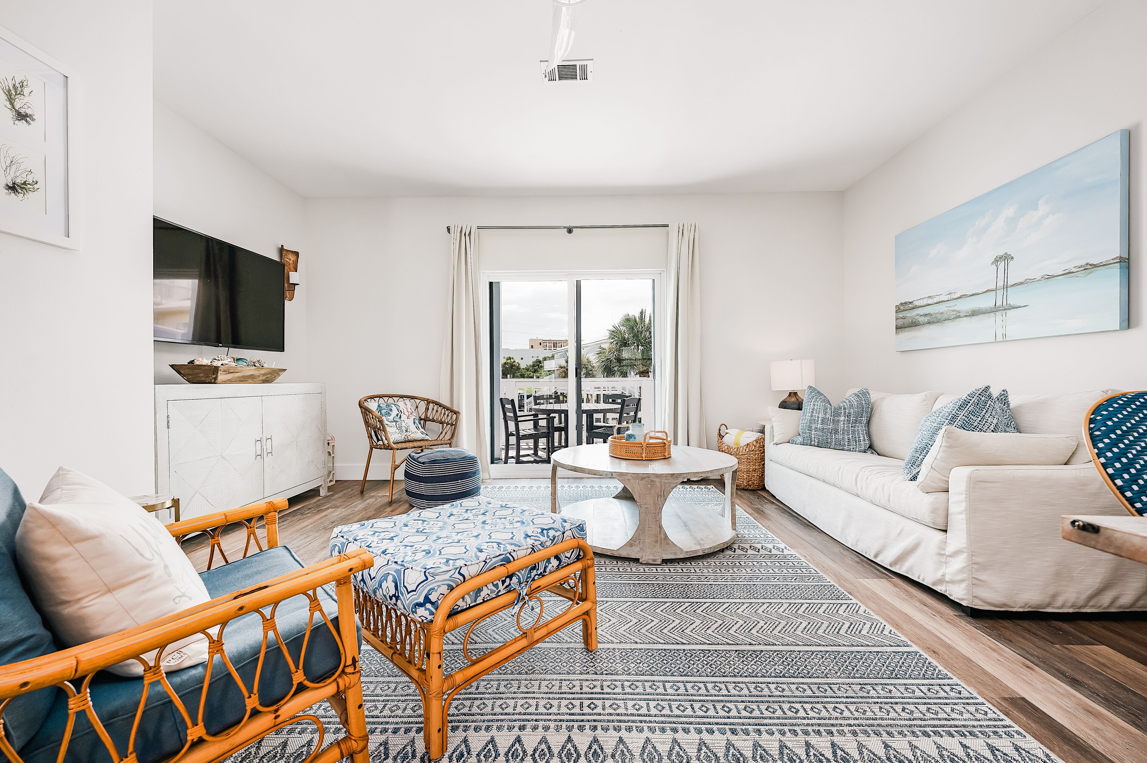Heart of Blue Mtn., Chic Townhome In BMB, 3min Walk to Beach & Pool!