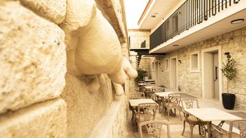 102-tums LCD-tv med premiumkanaler och streamingtjänster