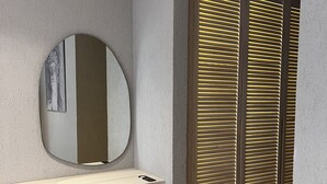 A modern bathroom with a vanity, a mirror, and a bench. - Ala Da Vinci Hotel Alaçatı (Cesme)