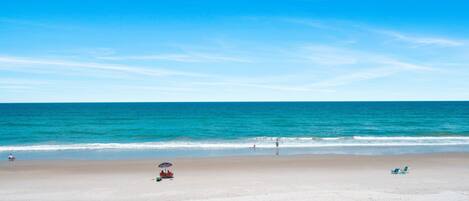 Playa en los alrededores, camastros y toallas de playa