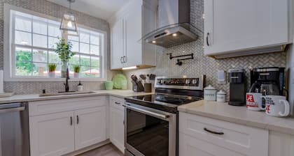 Bama Cottage-Newly renovated with pool, games, playground and more!
