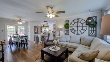 Smart TV, lareira, livros