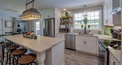 Bama Cottage-Newly renovated with pool, games, playground and more!