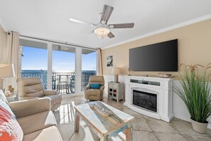 Smart TV, chimenea y libros 