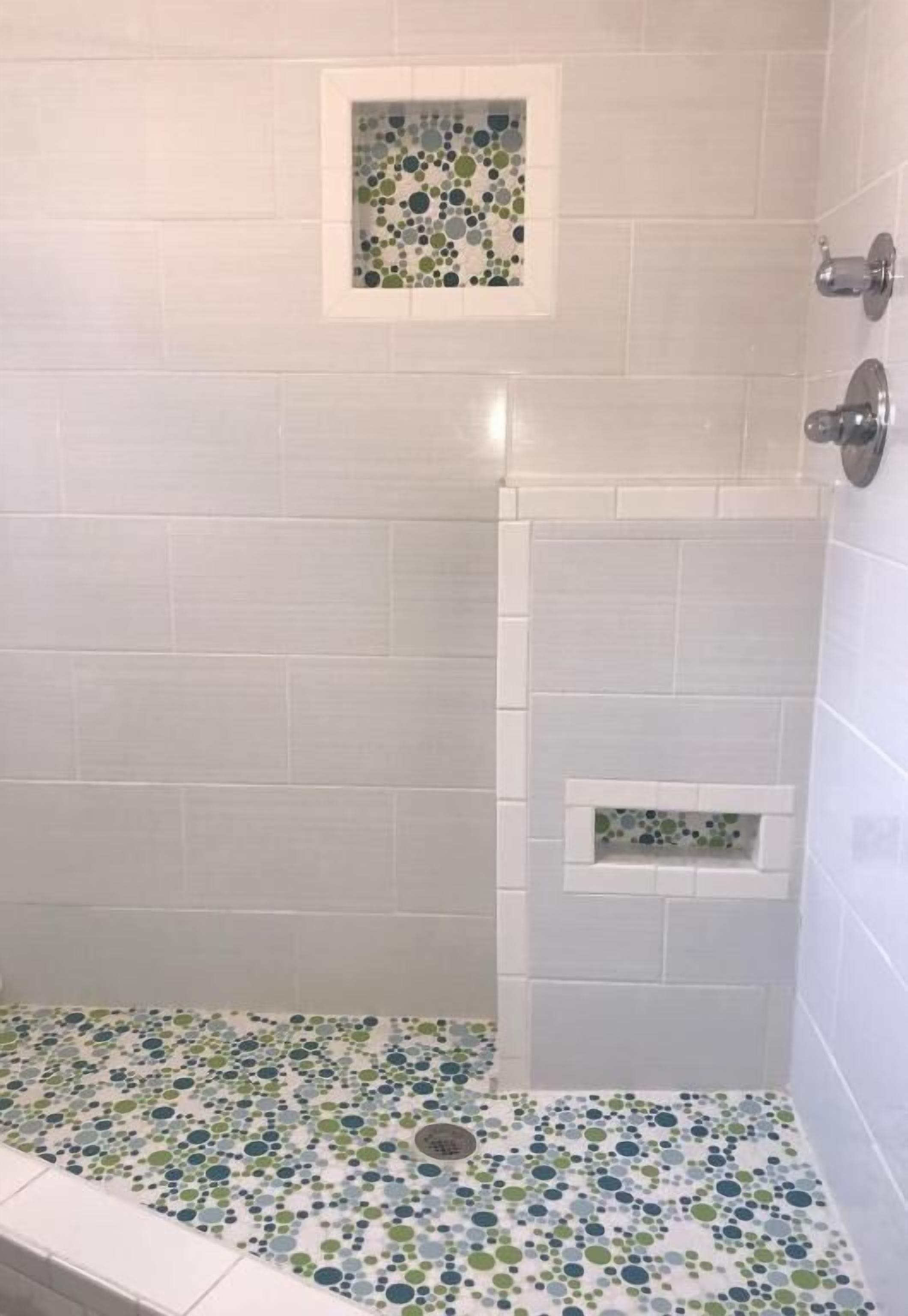 Chambre Deluxe | Salle de bain | Sèche-cheveux, serviettes fournies, savon, shampoing