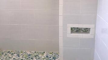 Chambre Deluxe | Salle de bain | SĂšche-cheveux, serviettes fournies, savon, shampoing
