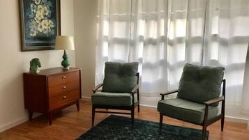 Deluxe Queen Room | Individually decorated, individually furnished, iron/ironing board