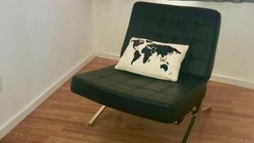 Kamar Deluks | Ruang keluarga | Smart TV 32-inci dengan saluran TV digital, TV, dan Netflix