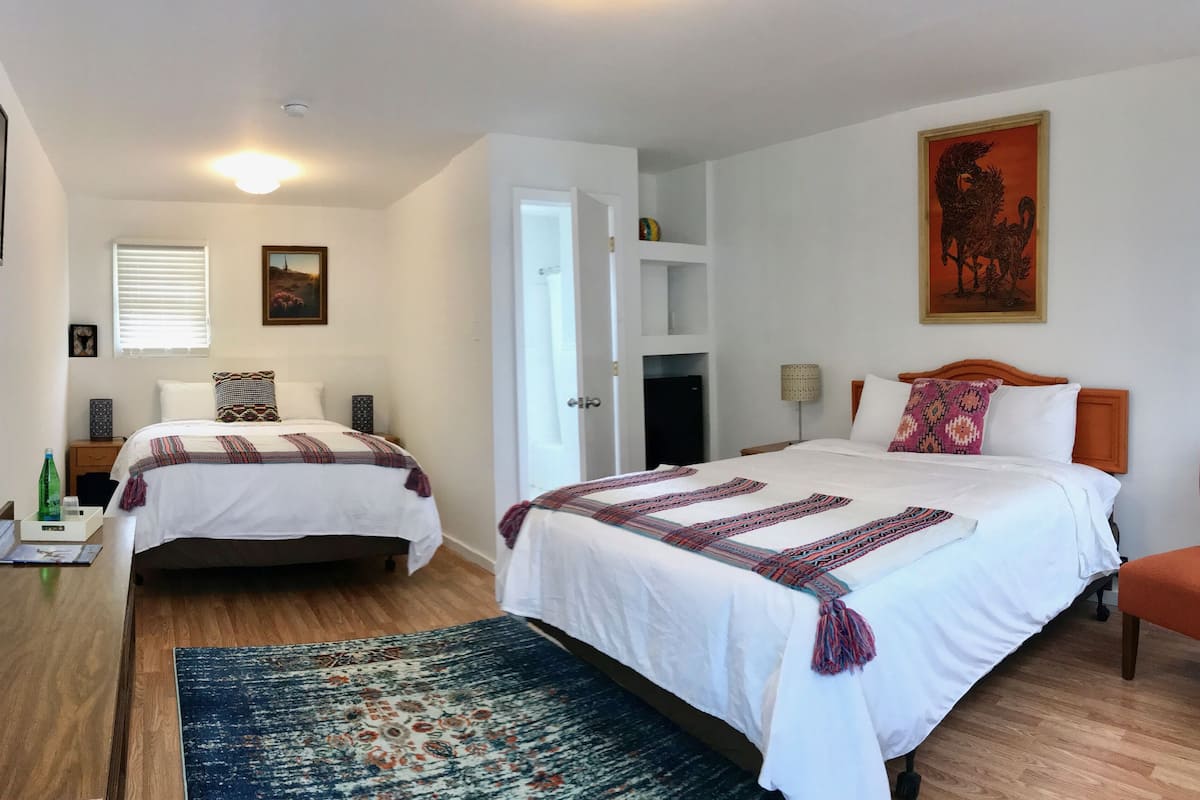 Habitación doble | Decoración personalizada y muebles diferentes